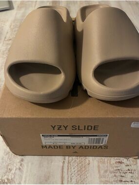 adidas Yeezy Slide in “Pure” Women’s size 8 NWT
